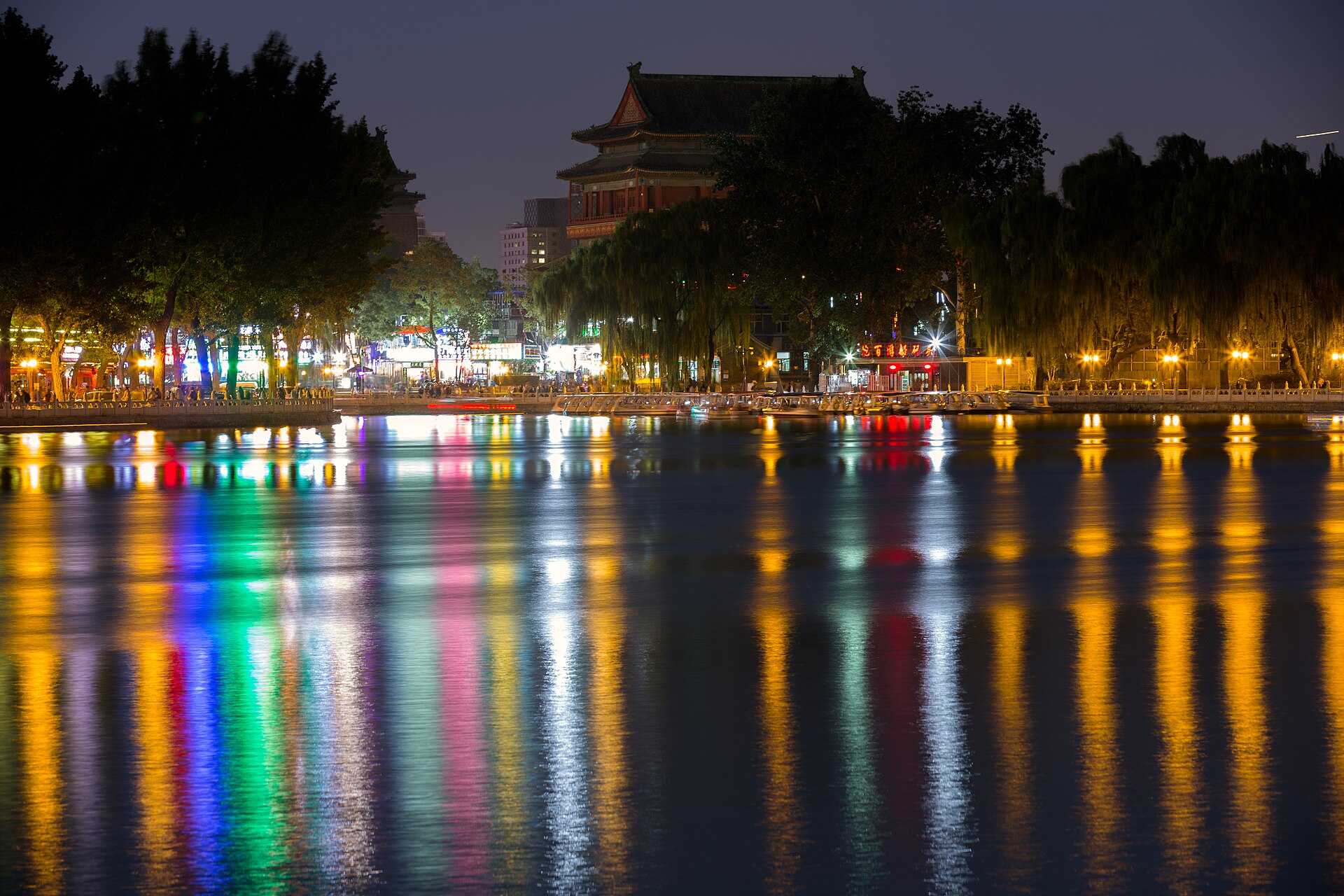 Le lac Houhai et la tour du Tambour, à Pékin